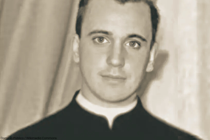 Foto del joven y recién ordenado Papa Francisco. Fuente: Wikimedia Commons.