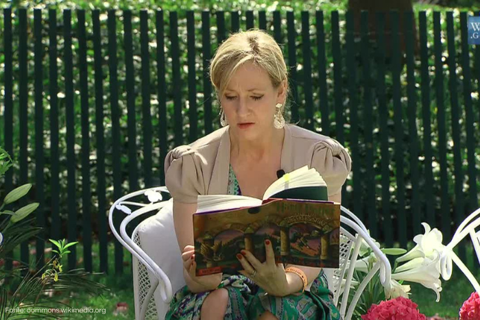 La escritora J.K. Rowling lee un extracto de Harry Potter y la Piedra Filosofal durante la Semana Santa en la Casa Blanca. ¡ARRIBA ! Personalidades que alcanzaron el éxito tras dimitir.