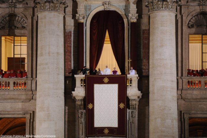 Foto del recién ordenado Papa Francisco en el balcón del Vaticano. Fuente: Wikimedia Commons.