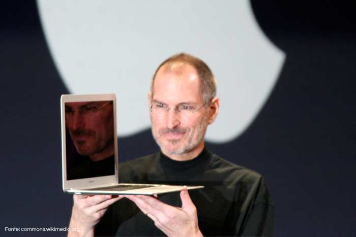 Steve Jobs com o seu MacBook Air na Macworld 2008.