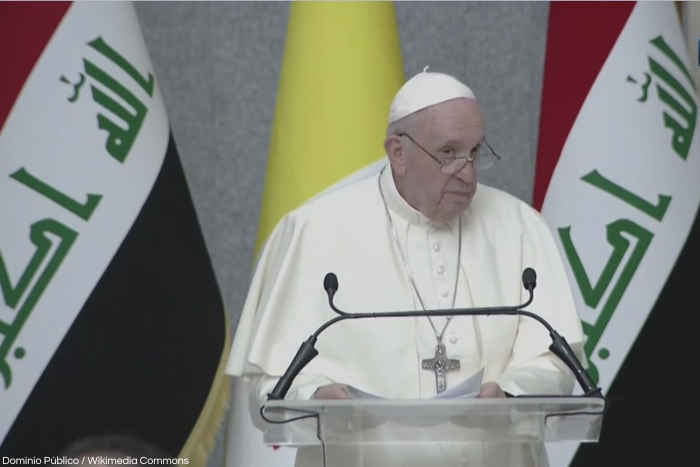 Foto del Papa Francisco hablando en el palacio presidencial durante su visita apostólica a Irak.
Fuente: Wikimedia Commons.