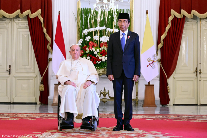 Foto del Papa Francisco enfermo en silla de ruedas con el presidente indonesio Joko Widodo.
Fuente: Wikimedia Commons.