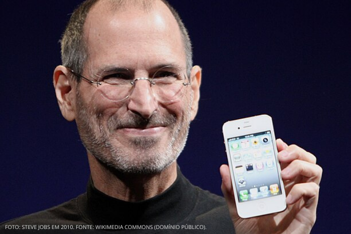 Foto de Steve Jobs (Wikimedia Commons/Dominio Público) con uno de sus jerseys de cuello alto, representando el concepto del Límite Artificial.