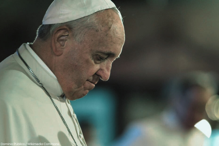 Foto reflexiva del Papa Francisco con un Homenaje a su Legado.
Fuente Wikimedia Commons.