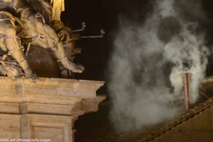 Foto de la chimenea vaticana soltando el humo blanco que indica la elección de un nuevo Papa. Fuente: Jeff J Mitchell/ Getty Images
