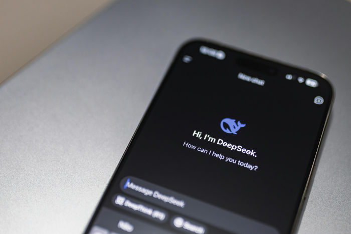 Una persona utilizando el chatbot DeepSeek AI, reforzando la idea de interacción con la tecnología.