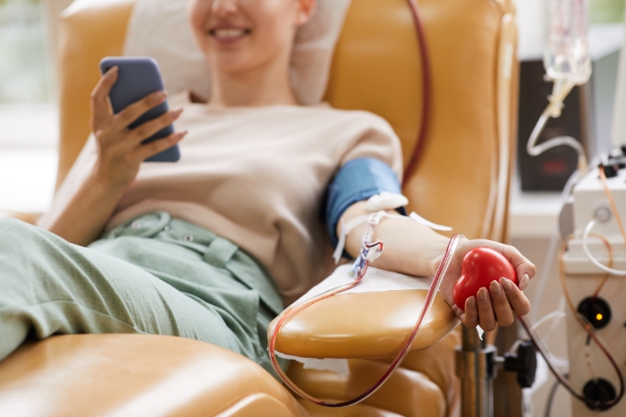 Junio rojo: consejos prácticos para el día de la donación de sangre, como comer ligero, descansar e hidratarse adecuadamente.