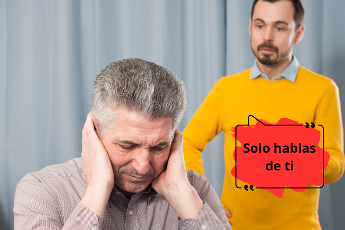Ejemplo de crítica destructiva: 'Solo hablas de ti.', indicando enfoque en la persona.
