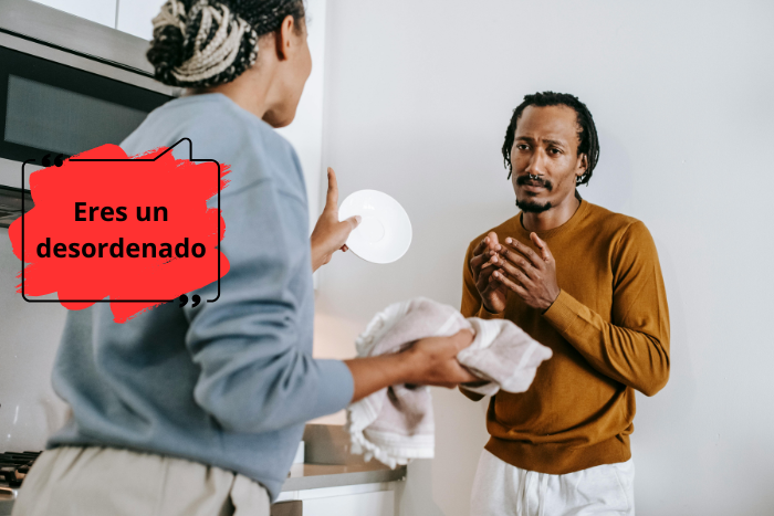 Crítica destructiva: '¡Eres un desordenado!', mostrando generalización.