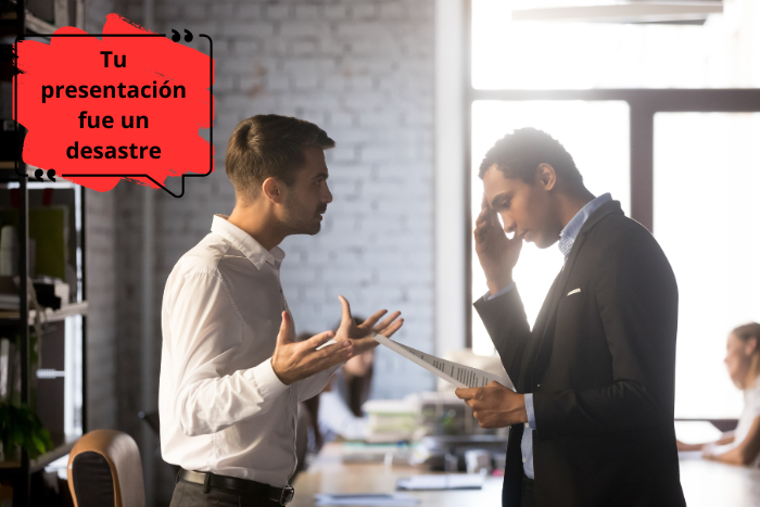 Ejemplo de crítica destructiva: 'Tu presentación fue un desastre.', sin enfoque en la solución.