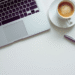 Una persona feliz trabajando desde casa con un portátil, un entorno organizado, luz natural, un tono claro y moderno. La Era del Home Office: 6 Consejos Esenciales para Prosperar en el Trabajo Remoto